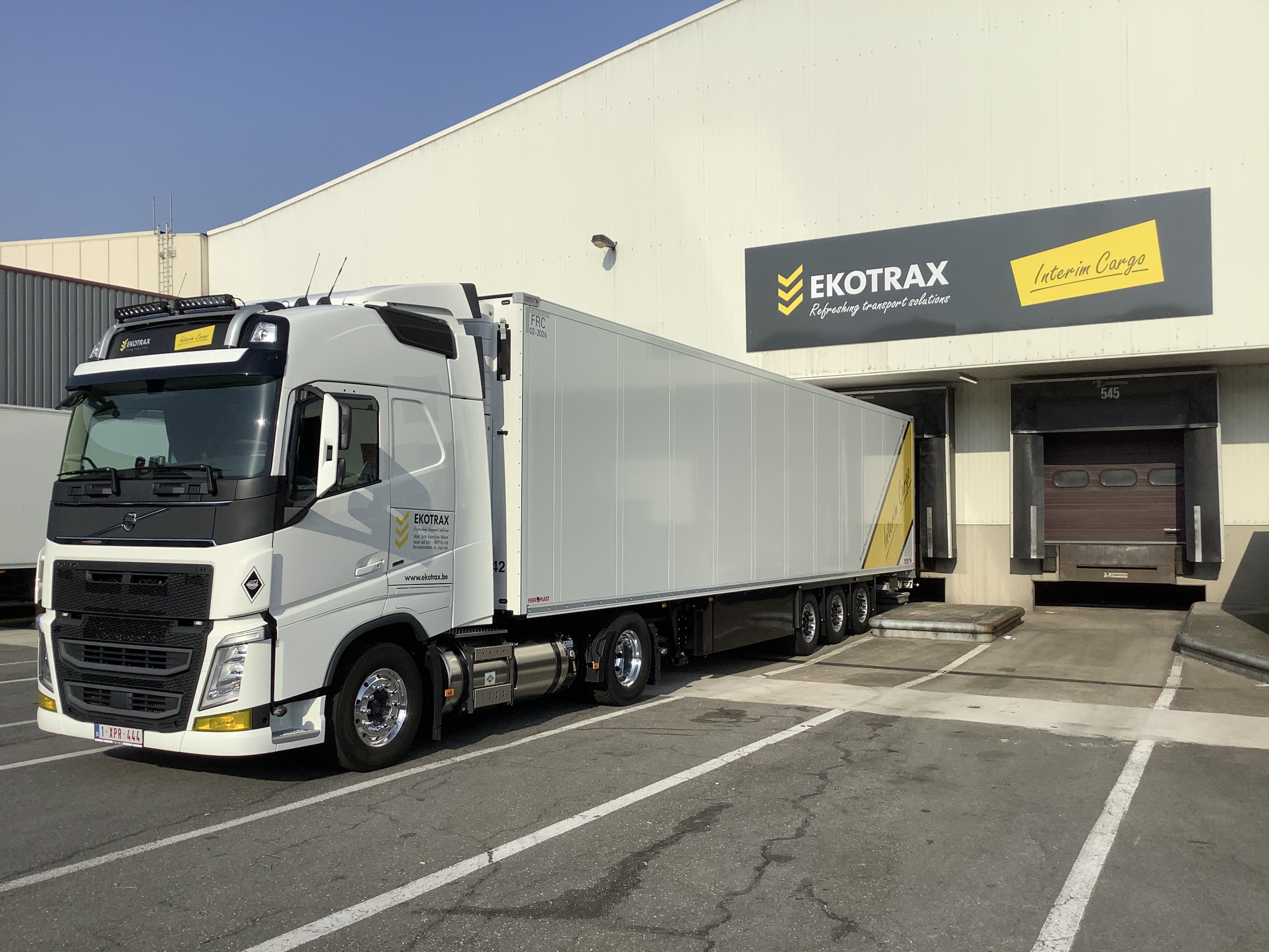 Ekotrax met en service deux tracteurs Volvo Trucks FH LNG super-équipés
