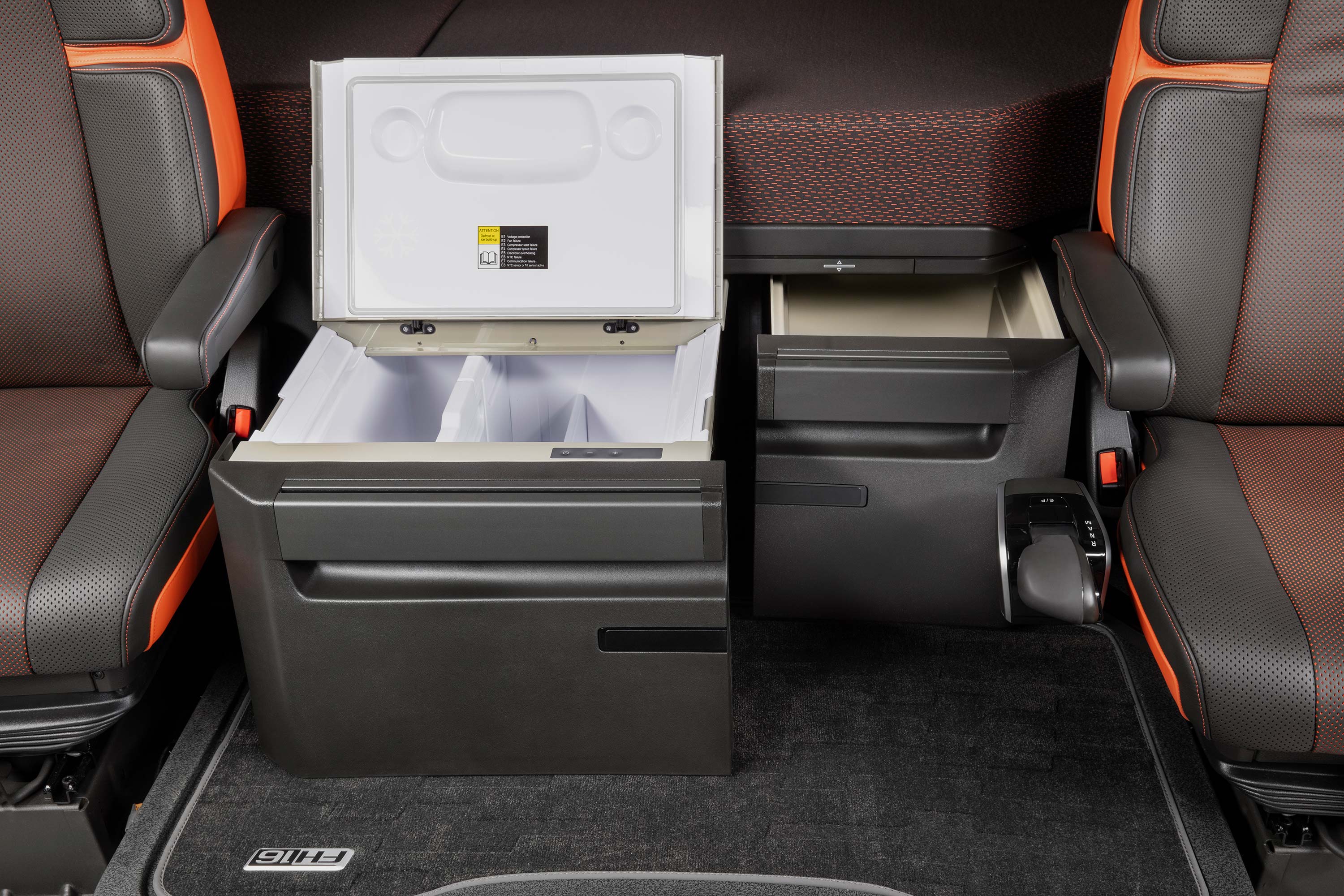 Si nécessaire, le Volvo FH16 est disponible avec deux réfrigérateurs.
