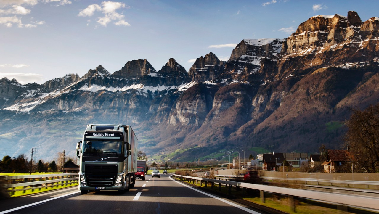 Volvo FH devant un paysage de montagne