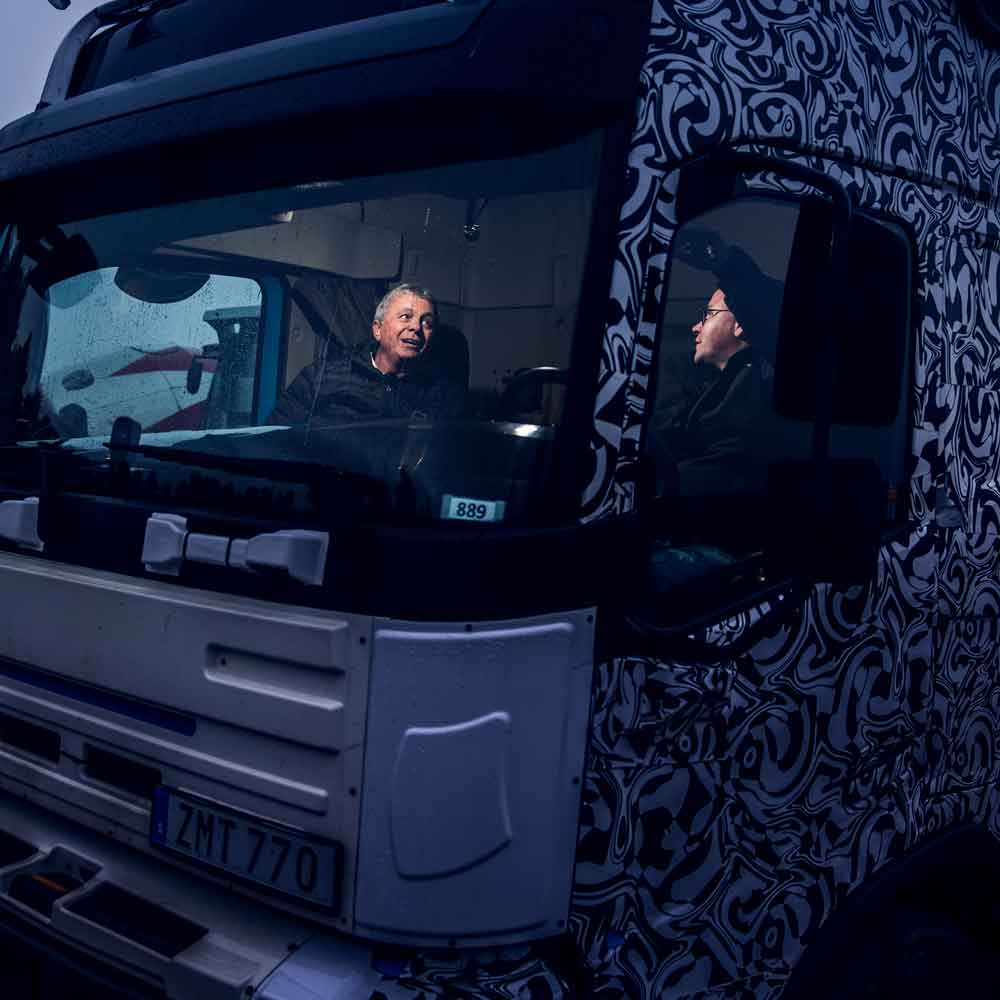 Le concessionnaire Volvo Trucks, Eric Åström, s'adresse à Joakim Eriksson