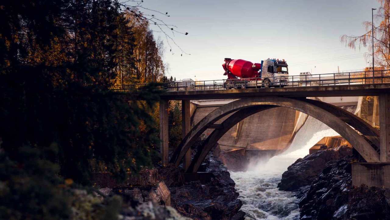 Le Volvo FMX franchit une rivière sur un pont